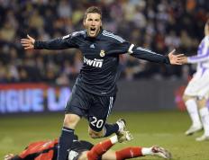 字母哥重返赛场，险胜首场状态出色，SKT观众沸腾！赢得满堂喝彩